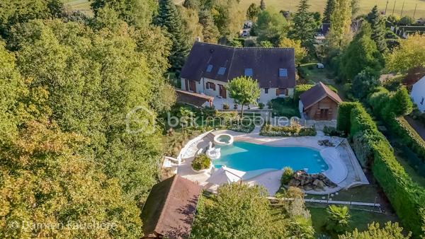 Nichée dans le cadre idyllique de Milly-la-Forêt, cette maison domotisée de 320m2 environ, est un véritable havre de paix pour les amoureux de la nature. Construite sur un sous-sol total, elle allie confort moderne et espaces de vie généreux.

Le rez-de-chaussée s'ouvre sur un hall d’entrée spacieux, menant à un salon baigné de lumière, doté d’une cheminée en pierre et d’un bar pour recevoir en toute convivialité. La cuisine, en chêne massif avec un plan de travail en quartz, est à la fois pratique et élégante. Vous y trouverez également une suite parentale avec salle de bain privative (douche, baignoire balnéo et double vasque), un dressing et un WC Japonais dernière génération.

L’étage accueille une mezzanine avec espace bibliothèque qui dessert quatre grandes chambres, dont une de 36 m2 et une autre avec salle de bain privée. Une salle de bain et un WC supplémentaires complètent l’étage.

Mais ce qui fait de cette propriété une perle rare, c’est sans conteste son parc paysager d’une richesse exceptionnelle. Plus de 200 essences différentes y sont plantées, mêlant une vaste variété d'arbres majestueux, d’arbres fruitiers et de plantes rares, offrant un spectacle changeant au fil des saisons. Ce véritable jardin botanique est un écrin de verdure où se mêlent fleurs éclatantes, arômes subtils et une biodiversité qui émerveille à chaque promenade. Un lieu idéal pour se ressourcer ou partager des moments en famille.

Au cœur de ce paradis végétal, une piscine à débordement chauffée (14x8), avec son jacuzzi équipé d’un blower spa, un bar, et ses plages aménagées vous attend. Cette installation unique à bénéficié d'une rénovation à neuf à l'été 2025 ! Aucun travaux ne sont donc à prévoir pendant de très nombreuses années ! Cette piscine, unique, se pilote par domotique depuis le téléphone pour tous les réglages de températures, entretien, fonctionnement général! 

La grande terrasse en travertin, équipée d’un barbecue et d’un four à pain, est parfaite pour des repas en plein air dans un cadre bucolique. L’entretien du parc est facilité par un puits équipé d’une pompe et de huit points de puisage répartis dans le jardin, assurant une gestion optimale de l’arrosage.

Un studio indépendant de 42 m2, avec accès privé et terrasse, complète cette propriété d’exception. Ce studio pourrait vous permettre d’en tirer d’intéressants revenus locatifs, nous vous accompagnerons dans cette réflexion si nécessaire !
Cette maison unique et son jardin exceptionnel offrent un cadre de vie rare et privilégié, propice à la détente et à l'évasion. 

Demandez l'accès à notre visite virtuelle 3D de l'intérieur de la maison. 
En lien direct : vidéo de présentation des extérieurs... https://www.youtube.com/watch?v=k4l4TTVmZDM