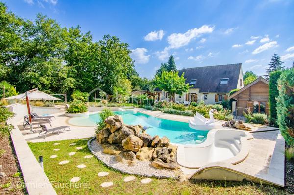 Nichée dans le cadre idyllique de Milly-la-Forêt, cette maison domotisée de 320m2 environ, est un véritable havre de paix pour les amoureux de la nature. Construite sur un sous-sol total, elle allie confort moderne et espaces de vie généreux.

Le rez-de-chaussée s'ouvre sur un hall d’entrée spacieux, menant à un salon baigné de lumière, doté d’une cheminée en pierre et d’un bar pour recevoir en toute convivialité. La cuisine, en chêne massif avec un plan de travail en quartz, est à la fois pratique et élégante. Vous y trouverez également une suite parentale avec salle de bain privative (douche, baignoire balnéo et double vasque), un dressing et un WC Japonais dernière génération.

L’étage accueille une mezzanine avec espace bibliothèque qui dessert quatre grandes chambres, dont une de 36 m2 et une autre avec salle de bain privée. Une salle de bain et un WC supplémentaires complètent l’étage.

Mais ce qui fait de cette propriété une perle rare, c’est sans conteste son parc paysager d’une richesse exceptionnelle. Plus de 200 essences différentes y sont plantées, mêlant une vaste variété d'arbres majestueux, d’arbres fruitiers et de plantes rares, offrant un spectacle changeant au fil des saisons. Ce véritable jardin botanique est un écrin de verdure où se mêlent fleurs éclatantes, arômes subtils et une biodiversité qui émerveille à chaque promenade. Un lieu idéal pour se ressourcer ou partager des moments en famille.

Au cœur de ce paradis végétal, une piscine à débordement chauffée (14x8), avec son jacuzzi équipé d’un blower spa, un bar, et ses plages aménagées vous attend. Cette installation unique à bénéficié d'une rénovation à neuf à l'été 2025 ! Aucun travaux ne sont donc à prévoir pendant de très nombreuses années ! Cette piscine, unique, se pilote par domotique depuis le téléphone pour tous les réglages de températures, entretien, fonctionnement général! 

La grande terrasse en travertin, équipée d’un barbecue et d’un four à pain, est parfaite pour des repas en plein air dans un cadre bucolique. L’entretien du parc est facilité par un puits équipé d’une pompe et de huit points de puisage répartis dans le jardin, assurant une gestion optimale de l’arrosage.

Un studio indépendant de 42 m2, avec accès privé et terrasse, complète cette propriété d’exception. Ce studio pourrait vous permettre d’en tirer d’intéressants revenus locatifs, nous vous accompagnerons dans cette réflexion si nécessaire !
Cette maison unique et son jardin exceptionnel offrent un cadre de vie rare et privilégié, propice à la détente et à l'évasion. 

Demandez l'accès à notre visite virtuelle 3D de l'intérieur de la maison. 
En lien direct : vidéo de présentation des extérieurs... https://www.youtube.com/watch?v=k4l4TTVmZDM