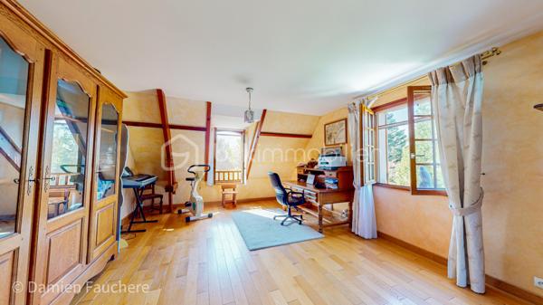 Nichée dans le cadre idyllique de Milly-la-Forêt, cette maison domotisée de 320m2 environ, est un véritable havre de paix pour les amoureux de la nature. Construite sur un sous-sol total, elle allie confort moderne et espaces de vie généreux.

Le rez-de-chaussée s'ouvre sur un hall d’entrée spacieux, menant à un salon baigné de lumière, doté d’une cheminée en pierre et d’un bar pour recevoir en toute convivialité. La cuisine, en chêne massif avec un plan de travail en quartz, est à la fois pratique et élégante. Vous y trouverez également une suite parentale avec salle de bain privative (douche, baignoire balnéo et double vasque), un dressing et un WC Japonais dernière génération.

L’étage accueille une mezzanine avec espace bibliothèque qui dessert quatre grandes chambres, dont une de 36 m2 et une autre avec salle de bain privée. Une salle de bain et un WC supplémentaires complètent l’étage.

Mais ce qui fait de cette propriété une perle rare, c’est sans conteste son parc paysager d’une richesse exceptionnelle. Plus de 200 essences différentes y sont plantées, mêlant une vaste variété d'arbres majestueux, d’arbres fruitiers et de plantes rares, offrant un spectacle changeant au fil des saisons. Ce véritable jardin botanique est un écrin de verdure où se mêlent fleurs éclatantes, arômes subtils et une biodiversité qui émerveille à chaque promenade. Un lieu idéal pour se ressourcer ou partager des moments en famille.

Au cœur de ce paradis végétal, une piscine à débordement chauffée (14x8), avec son jacuzzi équipé d’un blower spa, un bar, et ses plages aménagées vous attend. Cette installation unique à bénéficié d'une rénovation à neuf à l'été 2025 ! Aucun travaux ne sont donc à prévoir pendant de très nombreuses années ! Cette piscine, unique, se pilote par domotique depuis le téléphone pour tous les réglages de températures, entretien, fonctionnement général! 

La grande terrasse en travertin, équipée d’un barbecue et d’un four à pain, est parfaite pour des repas en plein air dans un cadre bucolique. L’entretien du parc est facilité par un puits équipé d’une pompe et de huit points de puisage répartis dans le jardin, assurant une gestion optimale de l’arrosage.

Un studio indépendant de 42 m2, avec accès privé et terrasse, complète cette propriété d’exception. Ce studio pourrait vous permettre d’en tirer d’intéressants revenus locatifs, nous vous accompagnerons dans cette réflexion si nécessaire !
Cette maison unique et son jardin exceptionnel offrent un cadre de vie rare et privilégié, propice à la détente et à l'évasion. 

Demandez l'accès à notre visite virtuelle 3D de l'intérieur de la maison. 
En lien direct : vidéo de présentation des extérieurs... https://www.youtube.com/watch?v=k4l4TTVmZDM