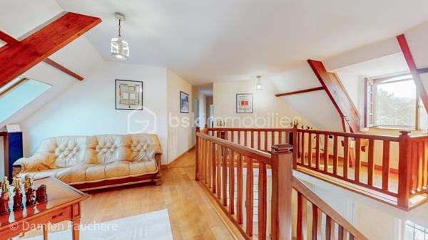Nichée dans le cadre idyllique de Milly-la-Forêt, cette maison domotisée de 320m2 environ, est un véritable havre de paix pour les amoureux de la nature. Construite sur un sous-sol total, elle allie confort moderne et espaces de vie généreux.

Le rez-de-chaussée s'ouvre sur un hall d’entrée spacieux, menant à un salon baigné de lumière, doté d’une cheminée en pierre et d’un bar pour recevoir en toute convivialité. La cuisine, en chêne massif avec un plan de travail en quartz, est à la fois pratique et élégante. Vous y trouverez également une suite parentale avec salle de bain privative (douche, baignoire balnéo et double vasque), un dressing et un WC Japonais dernière génération.

L’étage accueille une mezzanine avec espace bibliothèque qui dessert quatre grandes chambres, dont une de 36 m2 et une autre avec salle de bain privée. Une salle de bain et un WC supplémentaires complètent l’étage.

Mais ce qui fait de cette propriété une perle rare, c’est sans conteste son parc paysager d’une richesse exceptionnelle. Plus de 200 essences différentes y sont plantées, mêlant une vaste variété d'arbres majestueux, d’arbres fruitiers et de plantes rares, offrant un spectacle changeant au fil des saisons. Ce véritable jardin botanique est un écrin de verdure où se mêlent fleurs éclatantes, arômes subtils et une biodiversité qui émerveille à chaque promenade. Un lieu idéal pour se ressourcer ou partager des moments en famille.

Au cœur de ce paradis végétal, une piscine à débordement chauffée (14x8), avec son jacuzzi équipé d’un blower spa, un bar, et ses plages aménagées vous attend. Cette installation unique à bénéficié d'une rénovation à neuf à l'été 2025 ! Aucun travaux ne sont donc à prévoir pendant de très nombreuses années ! Cette piscine, unique, se pilote par domotique depuis le téléphone pour tous les réglages de températures, entretien, fonctionnement général! 

La grande terrasse en travertin, équipée d’un barbecue et d’un four à pain, est parfaite pour des repas en plein air dans un cadre bucolique. L’entretien du parc est facilité par un puits équipé d’une pompe et de huit points de puisage répartis dans le jardin, assurant une gestion optimale de l’arrosage.

Un studio indépendant de 42 m2, avec accès privé et terrasse, complète cette propriété d’exception. Ce studio pourrait vous permettre d’en tirer d’intéressants revenus locatifs, nous vous accompagnerons dans cette réflexion si nécessaire !
Cette maison unique et son jardin exceptionnel offrent un cadre de vie rare et privilégié, propice à la détente et à l'évasion. 

Demandez l'accès à notre visite virtuelle 3D de l'intérieur de la maison. 
En lien direct : vidéo de présentation des extérieurs... https://www.youtube.com/watch?v=k4l4TTVmZDM