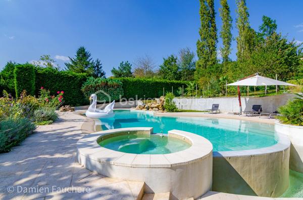 Nichée dans le cadre idyllique de Milly-la-Forêt, cette maison domotisée de 320m2 environ, est un véritable havre de paix pour les amoureux de la nature. Construite sur un sous-sol total, elle allie confort moderne et espaces de vie généreux.

Le rez-de-chaussée s'ouvre sur un hall d’entrée spacieux, menant à un salon baigné de lumière, doté d’une cheminée en pierre et d’un bar pour recevoir en toute convivialité. La cuisine, en chêne massif avec un plan de travail en quartz, est à la fois pratique et élégante. Vous y trouverez également une suite parentale avec salle de bain privative (douche, baignoire balnéo et double vasque), un dressing et un WC Japonais dernière génération.

L’étage accueille une mezzanine avec espace bibliothèque qui dessert quatre grandes chambres, dont une de 36 m2 et une autre avec salle de bain privée. Une salle de bain et un WC supplémentaires complètent l’étage.

Mais ce qui fait de cette propriété une perle rare, c’est sans conteste son parc paysager d’une richesse exceptionnelle. Plus de 200 essences différentes y sont plantées, mêlant une vaste variété d'arbres majestueux, d’arbres fruitiers et de plantes rares, offrant un spectacle changeant au fil des saisons. Ce véritable jardin botanique est un écrin de verdure où se mêlent fleurs éclatantes, arômes subtils et une biodiversité qui émerveille à chaque promenade. Un lieu idéal pour se ressourcer ou partager des moments en famille.

Au cœur de ce paradis végétal, une piscine à débordement chauffée (14x8), avec son jacuzzi équipé d’un blower spa, un bar, et ses plages aménagées vous attend. Cette installation unique à bénéficié d'une rénovation à neuf à l'été 2025 ! Aucun travaux ne sont donc à prévoir pendant de très nombreuses années ! Cette piscine, unique, se pilote par domotique depuis le téléphone pour tous les réglages de températures, entretien, fonctionnement général! 

La grande terrasse en travertin, équipée d’un barbecue et d’un four à pain, est parfaite pour des repas en plein air dans un cadre bucolique. L’entretien du parc est facilité par un puits équipé d’une pompe et de huit points de puisage répartis dans le jardin, assurant une gestion optimale de l’arrosage.

Un studio indépendant de 42 m2, avec accès privé et terrasse, complète cette propriété d’exception. Ce studio pourrait vous permettre d’en tirer d’intéressants revenus locatifs, nous vous accompagnerons dans cette réflexion si nécessaire !
Cette maison unique et son jardin exceptionnel offrent un cadre de vie rare et privilégié, propice à la détente et à l'évasion. 

Demandez l'accès à notre visite virtuelle 3D de l'intérieur de la maison. 
En lien direct : vidéo de présentation des extérieurs... https://www.youtube.com/watch?v=k4l4TTVmZDM