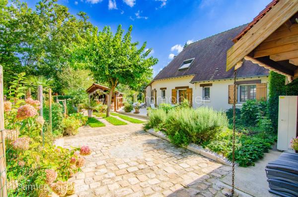 Nichée dans le cadre idyllique de Milly-la-Forêt, cette maison domotisée de 320m2 environ, est un véritable havre de paix pour les amoureux de la nature. Construite sur un sous-sol total, elle allie confort moderne et espaces de vie généreux.

Le rez-de-chaussée s'ouvre sur un hall d’entrée spacieux, menant à un salon baigné de lumière, doté d’une cheminée en pierre et d’un bar pour recevoir en toute convivialité. La cuisine, en chêne massif avec un plan de travail en quartz, est à la fois pratique et élégante. Vous y trouverez également une suite parentale avec salle de bain privative (douche, baignoire balnéo et double vasque), un dressing et un WC Japonais dernière génération.

L’étage accueille une mezzanine avec espace bibliothèque qui dessert quatre grandes chambres, dont une de 36 m2 et une autre avec salle de bain privée. Une salle de bain et un WC supplémentaires complètent l’étage.

Mais ce qui fait de cette propriété une perle rare, c’est sans conteste son parc paysager d’une richesse exceptionnelle. Plus de 200 essences différentes y sont plantées, mêlant une vaste variété d'arbres majestueux, d’arbres fruitiers et de plantes rares, offrant un spectacle changeant au fil des saisons. Ce véritable jardin botanique est un écrin de verdure où se mêlent fleurs éclatantes, arômes subtils et une biodiversité qui émerveille à chaque promenade. Un lieu idéal pour se ressourcer ou partager des moments en famille.

Au cœur de ce paradis végétal, une piscine à débordement chauffée (14x8), avec son jacuzzi équipé d’un blower spa, un bar, et ses plages aménagées vous attend. Cette installation unique à bénéficié d'une rénovation à neuf à l'été 2025 ! Aucun travaux ne sont donc à prévoir pendant de très nombreuses années ! Cette piscine, unique, se pilote par domotique depuis le téléphone pour tous les réglages de températures, entretien, fonctionnement général! 

La grande terrasse en travertin, équipée d’un barbecue et d’un four à pain, est parfaite pour des repas en plein air dans un cadre bucolique. L’entretien du parc est facilité par un puits équipé d’une pompe et de huit points de puisage répartis dans le jardin, assurant une gestion optimale de l’arrosage.

Un studio indépendant de 42 m2, avec accès privé et terrasse, complète cette propriété d’exception. Ce studio pourrait vous permettre d’en tirer d’intéressants revenus locatifs, nous vous accompagnerons dans cette réflexion si nécessaire !
Cette maison unique et son jardin exceptionnel offrent un cadre de vie rare et privilégié, propice à la détente et à l'évasion. 

Demandez l'accès à notre visite virtuelle 3D de l'intérieur de la maison. 
En lien direct : vidéo de présentation des extérieurs... https://www.youtube.com/watch?v=k4l4TTVmZDM