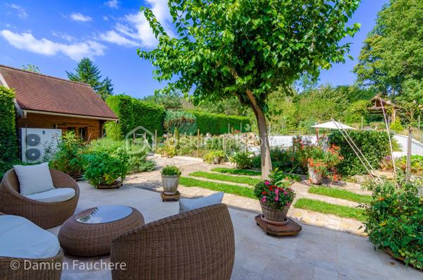 Nichée dans le cadre idyllique de Milly-la-Forêt, cette maison domotisée de 320m2 environ, est un véritable havre de paix pour les amoureux de la nature. Construite sur un sous-sol total, elle allie confort moderne et espaces de vie généreux.

Le rez-de-chaussée s'ouvre sur un hall d’entrée spacieux, menant à un salon baigné de lumière, doté d’une cheminée en pierre et d’un bar pour recevoir en toute convivialité. La cuisine, en chêne massif avec un plan de travail en quartz, est à la fois pratique et élégante. Vous y trouverez également une suite parentale avec salle de bain privative (douche, baignoire balnéo et double vasque), un dressing et un WC Japonais dernière génération.

L’étage accueille une mezzanine avec espace bibliothèque qui dessert quatre grandes chambres, dont une de 36 m2 et une autre avec salle de bain privée. Une salle de bain et un WC supplémentaires complètent l’étage.

Mais ce qui fait de cette propriété une perle rare, c’est sans conteste son parc paysager d’une richesse exceptionnelle. Plus de 200 essences différentes y sont plantées, mêlant une vaste variété d'arbres majestueux, d’arbres fruitiers et de plantes rares, offrant un spectacle changeant au fil des saisons. Ce véritable jardin botanique est un écrin de verdure où se mêlent fleurs éclatantes, arômes subtils et une biodiversité qui émerveille à chaque promenade. Un lieu idéal pour se ressourcer ou partager des moments en famille.

Au cœur de ce paradis végétal, une piscine à débordement chauffée (14x8), avec son jacuzzi équipé d’un blower spa, un bar, et ses plages aménagées vous attend. Cette installation unique à bénéficié d'une rénovation à neuf à l'été 2025 ! Aucun travaux ne sont donc à prévoir pendant de très nombreuses années ! Cette piscine, unique, se pilote par domotique depuis le téléphone pour tous les réglages de températures, entretien, fonctionnement général! 

La grande terrasse en travertin, équipée d’un barbecue et d’un four à pain, est parfaite pour des repas en plein air dans un cadre bucolique. L’entretien du parc est facilité par un puits équipé d’une pompe et de huit points de puisage répartis dans le jardin, assurant une gestion optimale de l’arrosage.

Un studio indépendant de 42 m2, avec accès privé et terrasse, complète cette propriété d’exception. Ce studio pourrait vous permettre d’en tirer d’intéressants revenus locatifs, nous vous accompagnerons dans cette réflexion si nécessaire !
Cette maison unique et son jardin exceptionnel offrent un cadre de vie rare et privilégié, propice à la détente et à l'évasion. 

Demandez l'accès à notre visite virtuelle 3D de l'intérieur de la maison. 
En lien direct : vidéo de présentation des extérieurs... https://www.youtube.com/watch?v=k4l4TTVmZDM