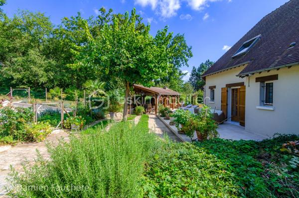Nichée dans le cadre idyllique de Milly-la-Forêt, cette maison domotisée de 320m2 environ, est un véritable havre de paix pour les amoureux de la nature. Construite sur un sous-sol total, elle allie confort moderne et espaces de vie généreux.

Le rez-de-chaussée s'ouvre sur un hall d’entrée spacieux, menant à un salon baigné de lumière, doté d’une cheminée en pierre et d’un bar pour recevoir en toute convivialité. La cuisine, en chêne massif avec un plan de travail en quartz, est à la fois pratique et élégante. Vous y trouverez également une suite parentale avec salle de bain privative (douche, baignoire balnéo et double vasque), un dressing et un WC Japonais dernière génération.

L’étage accueille une mezzanine avec espace bibliothèque qui dessert quatre grandes chambres, dont une de 36 m2 et une autre avec salle de bain privée. Une salle de bain et un WC supplémentaires complètent l’étage.

Mais ce qui fait de cette propriété une perle rare, c’est sans conteste son parc paysager d’une richesse exceptionnelle. Plus de 200 essences différentes y sont plantées, mêlant une vaste variété d'arbres majestueux, d’arbres fruitiers et de plantes rares, offrant un spectacle changeant au fil des saisons. Ce véritable jardin botanique est un écrin de verdure où se mêlent fleurs éclatantes, arômes subtils et une biodiversité qui émerveille à chaque promenade. Un lieu idéal pour se ressourcer ou partager des moments en famille.

Au cœur de ce paradis végétal, une piscine à débordement chauffée (14x8), avec son jacuzzi équipé d’un blower spa, un bar, et ses plages aménagées vous attend. Cette installation unique à bénéficié d'une rénovation à neuf à l'été 2025 ! Aucun travaux ne sont donc à prévoir pendant de très nombreuses années ! Cette piscine, unique, se pilote par domotique depuis le téléphone pour tous les réglages de températures, entretien, fonctionnement général! 

La grande terrasse en travertin, équipée d’un barbecue et d’un four à pain, est parfaite pour des repas en plein air dans un cadre bucolique. L’entretien du parc est facilité par un puits équipé d’une pompe et de huit points de puisage répartis dans le jardin, assurant une gestion optimale de l’arrosage.

Un studio indépendant de 42 m2, avec accès privé et terrasse, complète cette propriété d’exception. Ce studio pourrait vous permettre d’en tirer d’intéressants revenus locatifs, nous vous accompagnerons dans cette réflexion si nécessaire !
Cette maison unique et son jardin exceptionnel offrent un cadre de vie rare et privilégié, propice à la détente et à l'évasion. 

Demandez l'accès à notre visite virtuelle 3D de l'intérieur de la maison. 
En lien direct : vidéo de présentation des extérieurs... https://www.youtube.com/watch?v=k4l4TTVmZDM