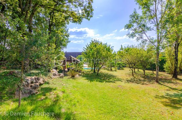 Nichée dans le cadre idyllique de Milly-la-Forêt, cette maison domotisée de 320m2 environ, est un véritable havre de paix pour les amoureux de la nature. Construite sur un sous-sol total, elle allie confort moderne et espaces de vie généreux.

Le rez-de-chaussée s'ouvre sur un hall d’entrée spacieux, menant à un salon baigné de lumière, doté d’une cheminée en pierre et d’un bar pour recevoir en toute convivialité. La cuisine, en chêne massif avec un plan de travail en quartz, est à la fois pratique et élégante. Vous y trouverez également une suite parentale avec salle de bain privative (douche, baignoire balnéo et double vasque), un dressing et un WC Japonais dernière génération.

L’étage accueille une mezzanine avec espace bibliothèque qui dessert quatre grandes chambres, dont une de 36 m2 et une autre avec salle de bain privée. Une salle de bain et un WC supplémentaires complètent l’étage.

Mais ce qui fait de cette propriété une perle rare, c’est sans conteste son parc paysager d’une richesse exceptionnelle. Plus de 200 essences différentes y sont plantées, mêlant une vaste variété d'arbres majestueux, d’arbres fruitiers et de plantes rares, offrant un spectacle changeant au fil des saisons. Ce véritable jardin botanique est un écrin de verdure où se mêlent fleurs éclatantes, arômes subtils et une biodiversité qui émerveille à chaque promenade. Un lieu idéal pour se ressourcer ou partager des moments en famille.

Au cœur de ce paradis végétal, une piscine à débordement chauffée (14x8), avec son jacuzzi équipé d’un blower spa, un bar, et ses plages aménagées vous attend. Cette installation unique à bénéficié d'une rénovation à neuf à l'été 2025 ! Aucun travaux ne sont donc à prévoir pendant de très nombreuses années ! Cette piscine, unique, se pilote par domotique depuis le téléphone pour tous les réglages de températures, entretien, fonctionnement général! 

La grande terrasse en travertin, équipée d’un barbecue et d’un four à pain, est parfaite pour des repas en plein air dans un cadre bucolique. L’entretien du parc est facilité par un puits équipé d’une pompe et de huit points de puisage répartis dans le jardin, assurant une gestion optimale de l’arrosage.

Un studio indépendant de 42 m2, avec accès privé et terrasse, complète cette propriété d’exception. Ce studio pourrait vous permettre d’en tirer d’intéressants revenus locatifs, nous vous accompagnerons dans cette réflexion si nécessaire !
Cette maison unique et son jardin exceptionnel offrent un cadre de vie rare et privilégié, propice à la détente et à l'évasion. 

Demandez l'accès à notre visite virtuelle 3D de l'intérieur de la maison. 
En lien direct : vidéo de présentation des extérieurs... https://www.youtube.com/watch?v=k4l4TTVmZDM