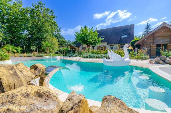 Nichée dans le cadre idyllique de Milly-la-Forêt, cette maison domotisée de 320m2 environ, est un véritable havre de paix pour les amoureux de la nature. Construite sur un sous-sol total, elle allie confort moderne et espaces de vie généreux.

Le rez-de-chaussée s'ouvre sur un hall d’entrée spacieux, menant à un salon baigné de lumière, doté d’une cheminée en pierre et d’un bar pour recevoir en toute convivialité. La cuisine, en chêne massif avec un plan de travail en quartz, est à la fois pratique et élégante. Vous y trouverez également une suite parentale avec salle de bain privative (douche, baignoire balnéo et double vasque), un dressing et un WC Japonais dernière génération.

L’étage accueille une mezzanine avec espace bibliothèque qui dessert quatre grandes chambres, dont une de 36 m2 et une autre avec salle de bain privée. Une salle de bain et un WC supplémentaires complètent l’étage.

Mais ce qui fait de cette propriété une perle rare, c’est sans conteste son parc paysager d’une richesse exceptionnelle. Plus de 200 essences différentes y sont plantées, mêlant une vaste variété d'arbres majestueux, d’arbres fruitiers et de plantes rares, offrant un spectacle changeant au fil des saisons. Ce véritable jardin botanique est un écrin de verdure où se mêlent fleurs éclatantes, arômes subtils et une biodiversité qui émerveille à chaque promenade. Un lieu idéal pour se ressourcer ou partager des moments en famille.

Au cœur de ce paradis végétal, une piscine à débordement chauffée (14x8), avec son jacuzzi équipé d’un blower spa, un bar, et ses plages aménagées vous attend. Cette installation unique à bénéficié d'une rénovation à neuf à l'été 2025 ! Aucun travaux ne sont donc à prévoir pendant de très nombreuses années ! Cette piscine, unique, se pilote par domotique depuis le téléphone pour tous les réglages de températures, entretien, fonctionnement général! 

La grande terrasse en travertin, équipée d’un barbecue et d’un four à pain, est parfaite pour des repas en plein air dans un cadre bucolique. L’entretien du parc est facilité par un puits équipé d’une pompe et de huit points de puisage répartis dans le jardin, assurant une gestion optimale de l’arrosage.

Un studio indépendant de 42 m2, avec accès privé et terrasse, complète cette propriété d’exception. Ce studio pourrait vous permettre d’en tirer d’intéressants revenus locatifs, nous vous accompagnerons dans cette réflexion si nécessaire !
Cette maison unique et son jardin exceptionnel offrent un cadre de vie rare et privilégié, propice à la détente et à l'évasion. 

Demandez l'accès à notre visite virtuelle 3D de l'intérieur de la maison. 
En lien direct : vidéo de présentation des extérieurs... https://www.youtube.com/watch?v=k4l4TTVmZDM