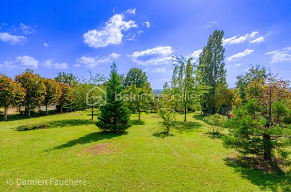 Nichée dans le cadre idyllique de Milly-la-Forêt, cette maison domotisée de 320m2 environ, est un véritable havre de paix pour les amoureux de la nature. Construite sur un sous-sol total, elle allie confort moderne et espaces de vie généreux.

Le rez-de-chaussée s'ouvre sur un hall d’entrée spacieux, menant à un salon baigné de lumière, doté d’une cheminée en pierre et d’un bar pour recevoir en toute convivialité. La cuisine, en chêne massif avec un plan de travail en quartz, est à la fois pratique et élégante. Vous y trouverez également une suite parentale avec salle de bain privative (douche, baignoire balnéo et double vasque), un dressing et un WC Japonais dernière génération.

L’étage accueille une mezzanine avec espace bibliothèque qui dessert quatre grandes chambres, dont une de 36 m2 et une autre avec salle de bain privée. Une salle de bain et un WC supplémentaires complètent l’étage.

Mais ce qui fait de cette propriété une perle rare, c’est sans conteste son parc paysager d’une richesse exceptionnelle. Plus de 200 essences différentes y sont plantées, mêlant une vaste variété d'arbres majestueux, d’arbres fruitiers et de plantes rares, offrant un spectacle changeant au fil des saisons. Ce véritable jardin botanique est un écrin de verdure où se mêlent fleurs éclatantes, arômes subtils et une biodiversité qui émerveille à chaque promenade. Un lieu idéal pour se ressourcer ou partager des moments en famille.

Au cœur de ce paradis végétal, une piscine à débordement chauffée (14x8), avec son jacuzzi équipé d’un blower spa, un bar, et ses plages aménagées vous attend. Cette installation unique à bénéficié d'une rénovation à neuf à l'été 2025 ! Aucun travaux ne sont donc à prévoir pendant de très nombreuses années ! Cette piscine, unique, se pilote par domotique depuis le téléphone pour tous les réglages de températures, entretien, fonctionnement général! 

La grande terrasse en travertin, équipée d’un barbecue et d’un four à pain, est parfaite pour des repas en plein air dans un cadre bucolique. L’entretien du parc est facilité par un puits équipé d’une pompe et de huit points de puisage répartis dans le jardin, assurant une gestion optimale de l’arrosage.

Un studio indépendant de 42 m2, avec accès privé et terrasse, complète cette propriété d’exception. Ce studio pourrait vous permettre d’en tirer d’intéressants revenus locatifs, nous vous accompagnerons dans cette réflexion si nécessaire !
Cette maison unique et son jardin exceptionnel offrent un cadre de vie rare et privilégié, propice à la détente et à l'évasion. 

Demandez l'accès à notre visite virtuelle 3D de l'intérieur de la maison. 
En lien direct : vidéo de présentation des extérieurs... https://www.youtube.com/watch?v=k4l4TTVmZDM