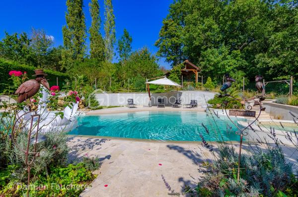 Nichée dans le cadre idyllique de Milly-la-Forêt, cette maison domotisée de 320m2 environ, est un véritable havre de paix pour les amoureux de la nature. Construite sur un sous-sol total, elle allie confort moderne et espaces de vie généreux.

Le rez-de-chaussée s'ouvre sur un hall d’entrée spacieux, menant à un salon baigné de lumière, doté d’une cheminée en pierre et d’un bar pour recevoir en toute convivialité. La cuisine, en chêne massif avec un plan de travail en quartz, est à la fois pratique et élégante. Vous y trouverez également une suite parentale avec salle de bain privative (douche, baignoire balnéo et double vasque), un dressing et un WC Japonais dernière génération.

L’étage accueille une mezzanine avec espace bibliothèque qui dessert quatre grandes chambres, dont une de 36 m2 et une autre avec salle de bain privée. Une salle de bain et un WC supplémentaires complètent l’étage.

Mais ce qui fait de cette propriété une perle rare, c’est sans conteste son parc paysager d’une richesse exceptionnelle. Plus de 200 essences différentes y sont plantées, mêlant une vaste variété d'arbres majestueux, d’arbres fruitiers et de plantes rares, offrant un spectacle changeant au fil des saisons. Ce véritable jardin botanique est un écrin de verdure où se mêlent fleurs éclatantes, arômes subtils et une biodiversité qui émerveille à chaque promenade. Un lieu idéal pour se ressourcer ou partager des moments en famille.

Au cœur de ce paradis végétal, une piscine à débordement chauffée (14x8), avec son jacuzzi équipé d’un blower spa, un bar, et ses plages aménagées vous attend. Cette installation unique à bénéficié d'une rénovation à neuf à l'été 2025 ! Aucun travaux ne sont donc à prévoir pendant de très nombreuses années ! Cette piscine, unique, se pilote par domotique depuis le téléphone pour tous les réglages de températures, entretien, fonctionnement général! 

La grande terrasse en travertin, équipée d’un barbecue et d’un four à pain, est parfaite pour des repas en plein air dans un cadre bucolique. L’entretien du parc est facilité par un puits équipé d’une pompe et de huit points de puisage répartis dans le jardin, assurant une gestion optimale de l’arrosage.

Un studio indépendant de 42 m2, avec accès privé et terrasse, complète cette propriété d’exception. Ce studio pourrait vous permettre d’en tirer d’intéressants revenus locatifs, nous vous accompagnerons dans cette réflexion si nécessaire !
Cette maison unique et son jardin exceptionnel offrent un cadre de vie rare et privilégié, propice à la détente et à l'évasion. 

Demandez l'accès à notre visite virtuelle 3D de l'intérieur de la maison. 
En lien direct : vidéo de présentation des extérieurs... https://www.youtube.com/watch?v=k4l4TTVmZDM