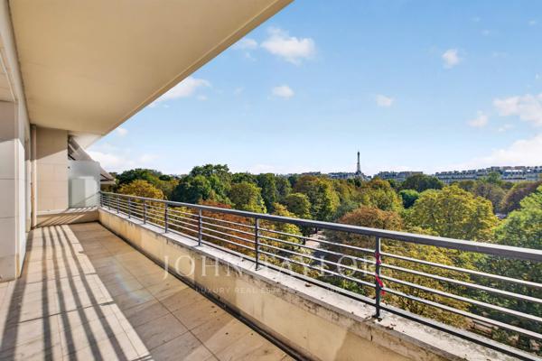 Fabuleux appartement avec terrasse et vue Tour Eiffel à rénover