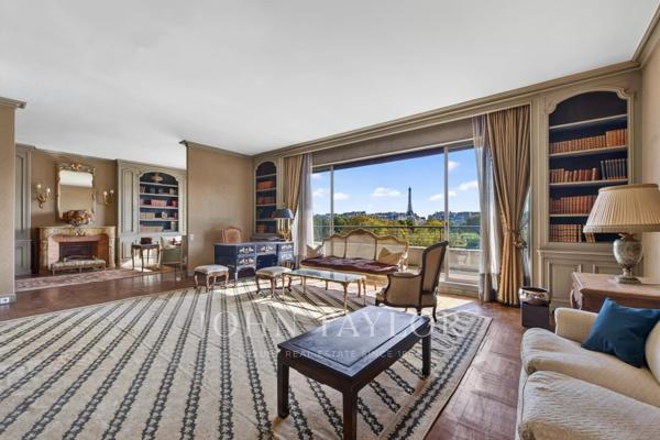 Fabuleux appartement avec terrasse et vue Tour Eiffel à rénover