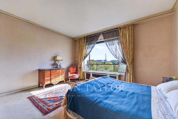 Fabuleux appartement avec terrasse et vue Tour Eiffel à rénover