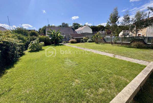 Située dans le hameau recherché de Saint-Leu à Cesson, cette maison familiale rénovée en 2018 vous offre un cadre de vie paisible, tout en laissant entrevoir de belles perspectives d’évolution.
D’une surface d’environ 91 m², elle propose aujourd’hui une base saine et fonctionnelle, idéale pour s’installer immédiatement tout en conservant un potentiel d’amélioration selon vos projets.

Vous y découvrirez :
un séjour chaleureux et traversant,
une cuisine conviviale,
3 chambres,
une rénovation récente permettant une installation immédiate sans gros travaux.

Mais le véritable atout de cette propriété se découvre à l’extérieur…
🌿 Implantée sur un superbe terrain de 835 m², la maison bénéficie d’un jardin offrant de nombreuses possibilités :
✔ espace détente
✔ piscine
✔ potager
✔ aire de jeux
✔ extension ou projet d’aménagement extérieur haut de gamme
Un cadre idéal pour profiter pleinement des beaux jours en famille ou entre amis.

👉 Les prestations complémentaires font également la différence :
sous-sol total,
garage,
dépendance,
volets roulants motorisés centralisés, 
stationnements facilités, 
environnement résidentiel calme et verdoyant.

📍 Côté emplacement, vous profitez d’un équilibre particulièrement recherché :
accès rapide à Melun,
proximité des écoles et commodités,
gare RER D accessible rapidement,
accès faciles vers les grands axes.

Cette maison offre également un potentiel d’optimisation énergétique intéressant, permettant à ses futurs acquéreurs :
✔ d’adapter les équipements selon leurs usages
✔ de bénéficier des dispositifs d’aides à la rénovation
✔ d’améliorer le confort thermique tout en valorisant le bien à moyen terme
👉 Une opportunité pour les acquéreurs souhaitant allier achat malin et projet personnalisé.

CONTACTEZ-MOI POUR LA DECOUVRIR !!