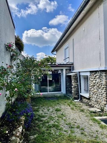 Située dans le hameau recherché de Saint-Leu à Cesson, cette maison familiale rénovée en 2018 vous offre un cadre de vie paisible, tout en laissant entrevoir de belles perspectives d’évolution.
D’une surface d’environ 91 m², elle propose aujourd’hui une base saine et fonctionnelle, idéale pour s’installer immédiatement tout en conservant un potentiel d’amélioration selon vos projets.

Vous y découvrirez :
un séjour chaleureux et traversant,
une cuisine conviviale,
3 chambres,
une rénovation récente permettant une installation immédiate sans gros travaux.

Mais le véritable atout de cette propriété se découvre à l’extérieur…
🌿 Implantée sur un superbe terrain de 835 m², la maison bénéficie d’un jardin offrant de nombreuses possibilités :
✔ espace détente
✔ piscine
✔ potager
✔ aire de jeux
✔ extension ou projet d’aménagement extérieur haut de gamme
Un cadre idéal pour profiter pleinement des beaux jours en famille ou entre amis.

👉 Les prestations complémentaires font également la différence :
sous-sol total,
garage,
dépendance,
volets roulants motorisés centralisés, 
stationnements facilités, 
environnement résidentiel calme et verdoyant.

📍 Côté emplacement, vous profitez d’un équilibre particulièrement recherché :
accès rapide à Melun,
proximité des écoles et commodités,
gare RER D accessible rapidement,
accès faciles vers les grands axes.

Cette maison offre également un potentiel d’optimisation énergétique intéressant, permettant à ses futurs acquéreurs :
✔ d’adapter les équipements selon leurs usages
✔ de bénéficier des dispositifs d’aides à la rénovation
✔ d’améliorer le confort thermique tout en valorisant le bien à moyen terme
👉 Une opportunité pour les acquéreurs souhaitant allier achat malin et projet personnalisé.

CONTACTEZ-MOI POUR LA DECOUVRIR !!