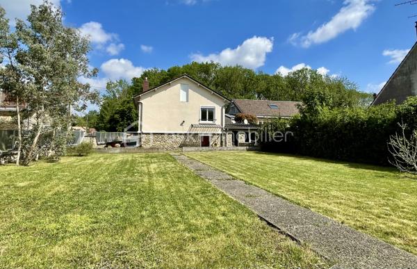Située dans le hameau recherché de Saint-Leu à Cesson, cette maison familiale rénovée en 2018 vous offre un cadre de vie paisible, tout en laissant entrevoir de belles perspectives d’évolution.
D’une surface d’environ 91 m², elle propose aujourd’hui une base saine et fonctionnelle, idéale pour s’installer immédiatement tout en conservant un potentiel d’amélioration selon vos projets.

Vous y découvrirez :
un séjour chaleureux et traversant,
une cuisine conviviale,
3 chambres,
une rénovation récente permettant une installation immédiate sans gros travaux.

Mais le véritable atout de cette propriété se découvre à l’extérieur…
🌿 Implantée sur un superbe terrain de 835 m², la maison bénéficie d’un jardin offrant de nombreuses possibilités :
✔ espace détente
✔ piscine
✔ potager
✔ aire de jeux
✔ extension ou projet d’aménagement extérieur haut de gamme
Un cadre idéal pour profiter pleinement des beaux jours en famille ou entre amis.

👉 Les prestations complémentaires font également la différence :
sous-sol total,
garage,
dépendance,
volets roulants motorisés centralisés, 
stationnements facilités, 
environnement résidentiel calme et verdoyant.

📍 Côté emplacement, vous profitez d’un équilibre particulièrement recherché :
accès rapide à Melun,
proximité des écoles et commodités,
gare RER D accessible rapidement,
accès faciles vers les grands axes.

Cette maison offre également un potentiel d’optimisation énergétique intéressant, permettant à ses futurs acquéreurs :
✔ d’adapter les équipements selon leurs usages
✔ de bénéficier des dispositifs d’aides à la rénovation
✔ d’améliorer le confort thermique tout en valorisant le bien à moyen terme
👉 Une opportunité pour les acquéreurs souhaitant allier achat malin et projet personnalisé.

CONTACTEZ-MOI POUR LA DECOUVRIR !!