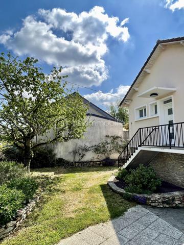 Située dans le hameau recherché de Saint-Leu à Cesson, cette maison familiale rénovée en 2018 vous offre un cadre de vie paisible, tout en laissant entrevoir de belles perspectives d’évolution.
D’une surface d’environ 91 m², elle propose aujourd’hui une base saine et fonctionnelle, idéale pour s’installer immédiatement tout en conservant un potentiel d’amélioration selon vos projets.

Vous y découvrirez :
un séjour chaleureux et traversant,
une cuisine conviviale,
3 chambres,
une rénovation récente permettant une installation immédiate sans gros travaux.

Mais le véritable atout de cette propriété se découvre à l’extérieur…
🌿 Implantée sur un superbe terrain de 835 m², la maison bénéficie d’un jardin offrant de nombreuses possibilités :
✔ espace détente
✔ piscine
✔ potager
✔ aire de jeux
✔ extension ou projet d’aménagement extérieur haut de gamme
Un cadre idéal pour profiter pleinement des beaux jours en famille ou entre amis.

👉 Les prestations complémentaires font également la différence :
sous-sol total,
garage,
dépendance,
volets roulants motorisés centralisés, 
stationnements facilités, 
environnement résidentiel calme et verdoyant.

📍 Côté emplacement, vous profitez d’un équilibre particulièrement recherché :
accès rapide à Melun,
proximité des écoles et commodités,
gare RER D accessible rapidement,
accès faciles vers les grands axes.

Cette maison offre également un potentiel d’optimisation énergétique intéressant, permettant à ses futurs acquéreurs :
✔ d’adapter les équipements selon leurs usages
✔ de bénéficier des dispositifs d’aides à la rénovation
✔ d’améliorer le confort thermique tout en valorisant le bien à moyen terme
👉 Une opportunité pour les acquéreurs souhaitant allier achat malin et projet personnalisé.

CONTACTEZ-MOI POUR LA DECOUVRIR !!