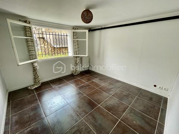 Située dans le hameau recherché de Saint-Leu à Cesson, cette maison familiale rénovée en 2018 vous offre un cadre de vie paisible, tout en laissant entrevoir de belles perspectives d’évolution.
D’une surface d’environ 91 m², elle propose aujourd’hui une base saine et fonctionnelle, idéale pour s’installer immédiatement tout en conservant un potentiel d’amélioration selon vos projets.

Vous y découvrirez :
un séjour chaleureux et traversant,
une cuisine conviviale,
3 chambres,
une rénovation récente permettant une installation immédiate sans gros travaux.

Mais le véritable atout de cette propriété se découvre à l’extérieur…
🌿 Implantée sur un superbe terrain de 835 m², la maison bénéficie d’un jardin offrant de nombreuses possibilités :
✔ espace détente
✔ piscine
✔ potager
✔ aire de jeux
✔ extension ou projet d’aménagement extérieur haut de gamme
Un cadre idéal pour profiter pleinement des beaux jours en famille ou entre amis.

👉 Les prestations complémentaires font également la différence :
sous-sol total,
garage,
dépendance,
volets roulants motorisés centralisés, 
stationnements facilités, 
environnement résidentiel calme et verdoyant.

📍 Côté emplacement, vous profitez d’un équilibre particulièrement recherché :
accès rapide à Melun,
proximité des écoles et commodités,
gare RER D accessible rapidement,
accès faciles vers les grands axes.

Cette maison offre également un potentiel d’optimisation énergétique intéressant, permettant à ses futurs acquéreurs :
✔ d’adapter les équipements selon leurs usages
✔ de bénéficier des dispositifs d’aides à la rénovation
✔ d’améliorer le confort thermique tout en valorisant le bien à moyen terme
👉 Une opportunité pour les acquéreurs souhaitant allier achat malin et projet personnalisé.

CONTACTEZ-MOI POUR LA DECOUVRIR !!