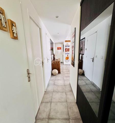 Située dans le hameau recherché de Saint-Leu à Cesson, cette maison familiale rénovée en 2018 vous offre un cadre de vie paisible, tout en laissant entrevoir de belles perspectives d’évolution.
D’une surface d’environ 91 m², elle propose aujourd’hui une base saine et fonctionnelle, idéale pour s’installer immédiatement tout en conservant un potentiel d’amélioration selon vos projets.

Vous y découvrirez :
un séjour chaleureux et traversant,
une cuisine conviviale,
3 chambres,
une rénovation récente permettant une installation immédiate sans gros travaux.

Mais le véritable atout de cette propriété se découvre à l’extérieur…
🌿 Implantée sur un superbe terrain de 835 m², la maison bénéficie d’un jardin offrant de nombreuses possibilités :
✔ espace détente
✔ piscine
✔ potager
✔ aire de jeux
✔ extension ou projet d’aménagement extérieur haut de gamme
Un cadre idéal pour profiter pleinement des beaux jours en famille ou entre amis.

👉 Les prestations complémentaires font également la différence :
sous-sol total,
garage,
dépendance,
volets roulants motorisés centralisés, 
stationnements facilités, 
environnement résidentiel calme et verdoyant.

📍 Côté emplacement, vous profitez d’un équilibre particulièrement recherché :
accès rapide à Melun,
proximité des écoles et commodités,
gare RER D accessible rapidement,
accès faciles vers les grands axes.

Cette maison offre également un potentiel d’optimisation énergétique intéressant, permettant à ses futurs acquéreurs :
✔ d’adapter les équipements selon leurs usages
✔ de bénéficier des dispositifs d’aides à la rénovation
✔ d’améliorer le confort thermique tout en valorisant le bien à moyen terme
👉 Une opportunité pour les acquéreurs souhaitant allier achat malin et projet personnalisé.

CONTACTEZ-MOI POUR LA DECOUVRIR !!