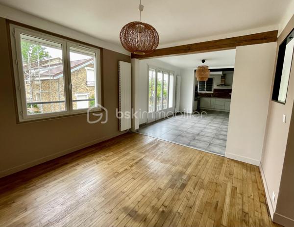 Située dans le hameau recherché de Saint-Leu à Cesson, cette maison familiale rénovée en 2018 vous offre un cadre de vie paisible, tout en laissant entrevoir de belles perspectives d’évolution.
D’une surface d’environ 91 m², elle propose aujourd’hui une base saine et fonctionnelle, idéale pour s’installer immédiatement tout en conservant un potentiel d’amélioration selon vos projets.

Vous y découvrirez :
un séjour chaleureux et traversant,
une cuisine conviviale,
3 chambres,
une rénovation récente permettant une installation immédiate sans gros travaux.

Mais le véritable atout de cette propriété se découvre à l’extérieur…
🌿 Implantée sur un superbe terrain de 835 m², la maison bénéficie d’un jardin offrant de nombreuses possibilités :
✔ espace détente
✔ piscine
✔ potager
✔ aire de jeux
✔ extension ou projet d’aménagement extérieur haut de gamme
Un cadre idéal pour profiter pleinement des beaux jours en famille ou entre amis.

👉 Les prestations complémentaires font également la différence :
sous-sol total,
garage,
dépendance,
volets roulants motorisés centralisés, 
stationnements facilités, 
environnement résidentiel calme et verdoyant.

📍 Côté emplacement, vous profitez d’un équilibre particulièrement recherché :
accès rapide à Melun,
proximité des écoles et commodités,
gare RER D accessible rapidement,
accès faciles vers les grands axes.

Cette maison offre également un potentiel d’optimisation énergétique intéressant, permettant à ses futurs acquéreurs :
✔ d’adapter les équipements selon leurs usages
✔ de bénéficier des dispositifs d’aides à la rénovation
✔ d’améliorer le confort thermique tout en valorisant le bien à moyen terme
👉 Une opportunité pour les acquéreurs souhaitant allier achat malin et projet personnalisé.

CONTACTEZ-MOI POUR LA DECOUVRIR !!