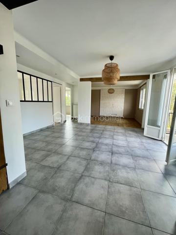 Située dans le hameau recherché de Saint-Leu à Cesson, cette maison familiale rénovée en 2018 vous offre un cadre de vie paisible, tout en laissant entrevoir de belles perspectives d’évolution.
D’une surface d’environ 91 m², elle propose aujourd’hui une base saine et fonctionnelle, idéale pour s’installer immédiatement tout en conservant un potentiel d’amélioration selon vos projets.

Vous y découvrirez :
un séjour chaleureux et traversant,
une cuisine conviviale,
3 chambres,
une rénovation récente permettant une installation immédiate sans gros travaux.

Mais le véritable atout de cette propriété se découvre à l’extérieur…
🌿 Implantée sur un superbe terrain de 835 m², la maison bénéficie d’un jardin offrant de nombreuses possibilités :
✔ espace détente
✔ piscine
✔ potager
✔ aire de jeux
✔ extension ou projet d’aménagement extérieur haut de gamme
Un cadre idéal pour profiter pleinement des beaux jours en famille ou entre amis.

👉 Les prestations complémentaires font également la différence :
sous-sol total,
garage,
dépendance,
volets roulants motorisés centralisés, 
stationnements facilités, 
environnement résidentiel calme et verdoyant.

📍 Côté emplacement, vous profitez d’un équilibre particulièrement recherché :
accès rapide à Melun,
proximité des écoles et commodités,
gare RER D accessible rapidement,
accès faciles vers les grands axes.

Cette maison offre également un potentiel d’optimisation énergétique intéressant, permettant à ses futurs acquéreurs :
✔ d’adapter les équipements selon leurs usages
✔ de bénéficier des dispositifs d’aides à la rénovation
✔ d’améliorer le confort thermique tout en valorisant le bien à moyen terme
👉 Une opportunité pour les acquéreurs souhaitant allier achat malin et projet personnalisé.

CONTACTEZ-MOI POUR LA DECOUVRIR !!