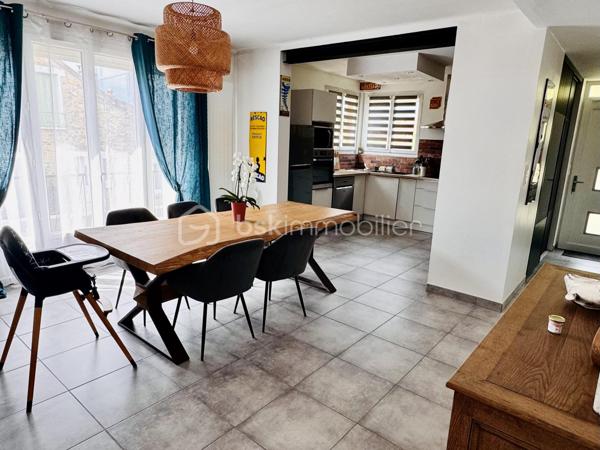 Située dans le hameau recherché de Saint-Leu à Cesson, cette maison familiale rénovée en 2018 vous offre un cadre de vie paisible, tout en laissant entrevoir de belles perspectives d’évolution.
D’une surface d’environ 91 m², elle propose aujourd’hui une base saine et fonctionnelle, idéale pour s’installer immédiatement tout en conservant un potentiel d’amélioration selon vos projets.

Vous y découvrirez :
un séjour chaleureux et traversant,
une cuisine conviviale,
3 chambres,
une rénovation récente permettant une installation immédiate sans gros travaux.

Mais le véritable atout de cette propriété se découvre à l’extérieur…
🌿 Implantée sur un superbe terrain de 835 m², la maison bénéficie d’un jardin offrant de nombreuses possibilités :
✔ espace détente
✔ piscine
✔ potager
✔ aire de jeux
✔ extension ou projet d’aménagement extérieur haut de gamme
Un cadre idéal pour profiter pleinement des beaux jours en famille ou entre amis.

👉 Les prestations complémentaires font également la différence :
sous-sol total,
garage,
dépendance,
volets roulants motorisés centralisés, 
stationnements facilités, 
environnement résidentiel calme et verdoyant.

📍 Côté emplacement, vous profitez d’un équilibre particulièrement recherché :
accès rapide à Melun,
proximité des écoles et commodités,
gare RER D accessible rapidement,
accès faciles vers les grands axes.

Cette maison offre également un potentiel d’optimisation énergétique intéressant, permettant à ses futurs acquéreurs :
✔ d’adapter les équipements selon leurs usages
✔ de bénéficier des dispositifs d’aides à la rénovation
✔ d’améliorer le confort thermique tout en valorisant le bien à moyen terme
👉 Une opportunité pour les acquéreurs souhaitant allier achat malin et projet personnalisé.

CONTACTEZ-MOI POUR LA DECOUVRIR !!