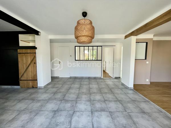 Située dans le hameau recherché de Saint-Leu à Cesson, cette maison familiale rénovée en 2018 vous offre un cadre de vie paisible, tout en laissant entrevoir de belles perspectives d’évolution.
D’une surface d’environ 91 m², elle propose aujourd’hui une base saine et fonctionnelle, idéale pour s’installer immédiatement tout en conservant un potentiel d’amélioration selon vos projets.

Vous y découvrirez :
un séjour chaleureux et traversant,
une cuisine conviviale,
3 chambres,
une rénovation récente permettant une installation immédiate sans gros travaux.

Mais le véritable atout de cette propriété se découvre à l’extérieur…
🌿 Implantée sur un superbe terrain de 835 m², la maison bénéficie d’un jardin offrant de nombreuses possibilités :
✔ espace détente
✔ piscine
✔ potager
✔ aire de jeux
✔ extension ou projet d’aménagement extérieur haut de gamme
Un cadre idéal pour profiter pleinement des beaux jours en famille ou entre amis.

👉 Les prestations complémentaires font également la différence :
sous-sol total,
garage,
dépendance,
volets roulants motorisés centralisés, 
stationnements facilités, 
environnement résidentiel calme et verdoyant.

📍 Côté emplacement, vous profitez d’un équilibre particulièrement recherché :
accès rapide à Melun,
proximité des écoles et commodités,
gare RER D accessible rapidement,
accès faciles vers les grands axes.

Cette maison offre également un potentiel d’optimisation énergétique intéressant, permettant à ses futurs acquéreurs :
✔ d’adapter les équipements selon leurs usages
✔ de bénéficier des dispositifs d’aides à la rénovation
✔ d’améliorer le confort thermique tout en valorisant le bien à moyen terme
👉 Une opportunité pour les acquéreurs souhaitant allier achat malin et projet personnalisé.

CONTACTEZ-MOI POUR LA DECOUVRIR !!