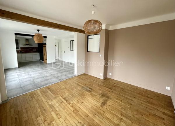 Située dans le hameau recherché de Saint-Leu à Cesson, cette maison familiale rénovée en 2018 vous offre un cadre de vie paisible, tout en laissant entrevoir de belles perspectives d’évolution.
D’une surface d’environ 91 m², elle propose aujourd’hui une base saine et fonctionnelle, idéale pour s’installer immédiatement tout en conservant un potentiel d’amélioration selon vos projets.

Vous y découvrirez :
un séjour chaleureux et traversant,
une cuisine conviviale,
3 chambres,
une rénovation récente permettant une installation immédiate sans gros travaux.

Mais le véritable atout de cette propriété se découvre à l’extérieur…
🌿 Implantée sur un superbe terrain de 835 m², la maison bénéficie d’un jardin offrant de nombreuses possibilités :
✔ espace détente
✔ piscine
✔ potager
✔ aire de jeux
✔ extension ou projet d’aménagement extérieur haut de gamme
Un cadre idéal pour profiter pleinement des beaux jours en famille ou entre amis.

👉 Les prestations complémentaires font également la différence :
sous-sol total,
garage,
dépendance,
volets roulants motorisés centralisés, 
stationnements facilités, 
environnement résidentiel calme et verdoyant.

📍 Côté emplacement, vous profitez d’un équilibre particulièrement recherché :
accès rapide à Melun,
proximité des écoles et commodités,
gare RER D accessible rapidement,
accès faciles vers les grands axes.

Cette maison offre également un potentiel d’optimisation énergétique intéressant, permettant à ses futurs acquéreurs :
✔ d’adapter les équipements selon leurs usages
✔ de bénéficier des dispositifs d’aides à la rénovation
✔ d’améliorer le confort thermique tout en valorisant le bien à moyen terme
👉 Une opportunité pour les acquéreurs souhaitant allier achat malin et projet personnalisé.

CONTACTEZ-MOI POUR LA DECOUVRIR !!