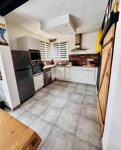 Située dans le hameau recherché de Saint-Leu à Cesson, cette maison familiale rénovée en 2018 vous offre un cadre de vie paisible, tout en laissant entrevoir de belles perspectives d’évolution.
D’une surface d’environ 91 m², elle propose aujourd’hui une base saine et fonctionnelle, idéale pour s’installer immédiatement tout en conservant un potentiel d’amélioration selon vos projets.

Vous y découvrirez :
un séjour chaleureux et traversant,
une cuisine conviviale,
3 chambres,
une rénovation récente permettant une installation immédiate sans gros travaux.

Mais le véritable atout de cette propriété se découvre à l’extérieur…
🌿 Implantée sur un superbe terrain de 835 m², la maison bénéficie d’un jardin offrant de nombreuses possibilités :
✔ espace détente
✔ piscine
✔ potager
✔ aire de jeux
✔ extension ou projet d’aménagement extérieur haut de gamme
Un cadre idéal pour profiter pleinement des beaux jours en famille ou entre amis.

👉 Les prestations complémentaires font également la différence :
sous-sol total,
garage,
dépendance,
volets roulants motorisés centralisés, 
stationnements facilités, 
environnement résidentiel calme et verdoyant.

📍 Côté emplacement, vous profitez d’un équilibre particulièrement recherché :
accès rapide à Melun,
proximité des écoles et commodités,
gare RER D accessible rapidement,
accès faciles vers les grands axes.

Cette maison offre également un potentiel d’optimisation énergétique intéressant, permettant à ses futurs acquéreurs :
✔ d’adapter les équipements selon leurs usages
✔ de bénéficier des dispositifs d’aides à la rénovation
✔ d’améliorer le confort thermique tout en valorisant le bien à moyen terme
👉 Une opportunité pour les acquéreurs souhaitant allier achat malin et projet personnalisé.

CONTACTEZ-MOI POUR LA DECOUVRIR !!