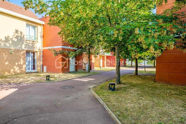 Idéalement situé à proximité du quartier d’affaires de Saint-Quentin-en-Yvelines, investissez dans ce T2 meublé de 31m2 situé au 3ème étage avec terrasse privative, ainsi qu'avec un emplacement de parking privatif en sous-sol, le tout dans une splendide résidence de services entièrement rénovée en 2019. Ce bien génère un loyer de 3.392€ HT par an, soit une rentabilité brute de 7,2%. Loyers garantis 12 mois sur 12 par contrat de bail commercial. Placement sécurisé. Evitez toute fiscalité grâce au statut LMNP avec amortissement. Ce produit sera parfait pour une constitution de patrimoine et/ou un complément de revenu retraite. Photos d'un bien type ... A VOIR RAPIDEMENT !!!