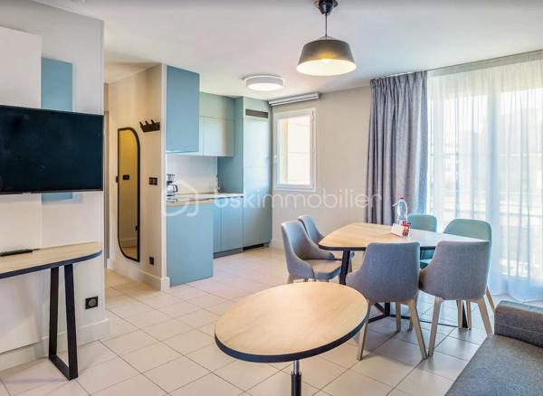 Idéalement situé à proximité du quartier d’affaires de Saint-Quentin-en-Yvelines, investissez dans ce T2 meublé de 31m2 situé au 3ème étage avec terrasse privative, ainsi qu'avec un emplacement de parking privatif en sous-sol, le tout dans une splendide résidence de services entièrement rénovée en 2019. Ce bien génère un loyer de 3.392€ HT par an, soit une rentabilité brute de 7,2%. Loyers garantis 12 mois sur 12 par contrat de bail commercial. Placement sécurisé. Evitez toute fiscalité grâce au statut LMNP avec amortissement. Ce produit sera parfait pour une constitution de patrimoine et/ou un complément de revenu retraite. Photos d'un bien type ... A VOIR RAPIDEMENT !!!