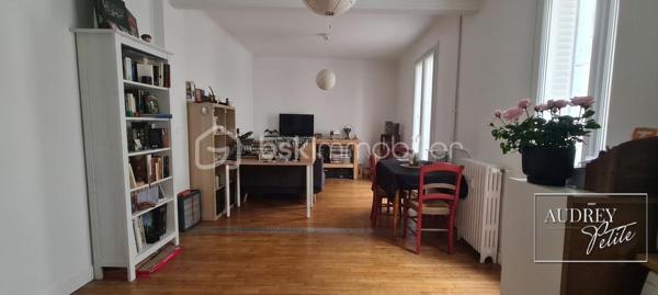 ----RETOUR A LA VENTE----
À égale distance du RER D et du métro Ligne 8 (École Vétérinaire), découvrez cet appartement de 38 m² idéalement situé, niché au cœur d'un immeuble ancien de caractère, parfaitement entretenu.
Votre refuge fraîcheur et calme absolu
Entièrement orienté sur cour, cet appartement est un véritable havre de fraîcheur pendant les vagues de chaleur. Loin de la réverbération thermique du bitume et du bruit de la rue, la cour crée un microclimat plus respirable. Grâce à l’inertie des murs anciens épais et aux volets, vous gardez la fraîcheur dedans en journée. Le soir venu, vous profitez de nuits paisibles, fenêtres grandes ouvertes pour ventiler en toute sérénité, sans aucune nuisance sonore.
Un espace de vie optimisé à vous approprier
Dès l’entrée, vous serez séduit par l'agencement optimal du bien. Le séjour de 24 m² avec sa cuisine ouverte offre un volume convivial et modulable, idéal pour un quotidien agréable et paisible.
Le prix de vente tient compte des rafraîchissements à prévoir (peintures et modernisation de la cuisine) : plutôt que d'imposer des choix de matériaux, nous avons préféré ajuster le prix pour vous laisser toute la liberté de personnaliser ces espaces selon vos goûts et votre budget !
Situé dans un secteur dynamique et très recherché, à deux pas des commerces, des transports et des services, ce bien coche toutes les cases d’un placement réussi.

+++++Les atouts clés :
- Emplacement stratégique : Parfaitement placé à Alfortville Nord, aux portes de Paris.
- Prix cohérent & Potentiel : Budget travaux (peinture / cuisine) déjà intégré dans le prix de vente pour vous laisser libre cours.
- Confort d'été et calme : Exposition sur cour et murs épais protecteurs. Ventilation nocturne possible sans les bruits de la rue.
- Sécurité locative : DPE E, idéal pour du meublé (LMNP) ou un premier achat sans travaux thermiques urgents.
- Chauffage collectif au gaz & charges faibles.
- Cave et local à vélos.
- Forte demande locative dans un secteur ultra-prisé.
Pratique à vivre, agréable en toutes saisons et prêt à être personnalisé, ce bien est une opportunité solide et durable sur le marché actuel.
Suite à un retour à la vente, ce placement transparent et sans surprise est de nouveau disponible... mais ne va pas tarder à disparaître. n’hésitez pas à me contacter avant qu’il ne disparaisse rapidement.

-
