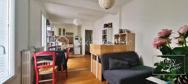 ----RETOUR A LA VENTE----
À égale distance du RER D et du métro Ligne 8 (École Vétérinaire), découvrez cet appartement de 38 m² idéalement situé, niché au cœur d'un immeuble ancien de caractère, parfaitement entretenu.
Votre refuge fraîcheur et calme absolu
Entièrement orienté sur cour, cet appartement est un véritable havre de fraîcheur pendant les vagues de chaleur. Loin de la réverbération thermique du bitume et du bruit de la rue, la cour crée un microclimat plus respirable. Grâce à l’inertie des murs anciens épais et aux volets, vous gardez la fraîcheur dedans en journée. Le soir venu, vous profitez de nuits paisibles, fenêtres grandes ouvertes pour ventiler en toute sérénité, sans aucune nuisance sonore.
Un espace de vie optimisé à vous approprier
Dès l’entrée, vous serez séduit par l'agencement optimal du bien. Le séjour de 24 m² avec sa cuisine ouverte offre un volume convivial et modulable, idéal pour un quotidien agréable et paisible.
Le prix de vente tient compte des rafraîchissements à prévoir (peintures et modernisation de la cuisine) : plutôt que d'imposer des choix de matériaux, nous avons préféré ajuster le prix pour vous laisser toute la liberté de personnaliser ces espaces selon vos goûts et votre budget !
Situé dans un secteur dynamique et très recherché, à deux pas des commerces, des transports et des services, ce bien coche toutes les cases d’un placement réussi.

+++++Les atouts clés :
- Emplacement stratégique : Parfaitement placé à Alfortville Nord, aux portes de Paris.
- Prix cohérent & Potentiel : Budget travaux (peinture / cuisine) déjà intégré dans le prix de vente pour vous laisser libre cours.
- Confort d'été et calme : Exposition sur cour et murs épais protecteurs. Ventilation nocturne possible sans les bruits de la rue.
- Sécurité locative : DPE E, idéal pour du meublé (LMNP) ou un premier achat sans travaux thermiques urgents.
- Chauffage collectif au gaz & charges faibles.
- Cave et local à vélos.
- Forte demande locative dans un secteur ultra-prisé.
Pratique à vivre, agréable en toutes saisons et prêt à être personnalisé, ce bien est une opportunité solide et durable sur le marché actuel.
Suite à un retour à la vente, ce placement transparent et sans surprise est de nouveau disponible... mais ne va pas tarder à disparaître. n’hésitez pas à me contacter avant qu’il ne disparaisse rapidement.

-