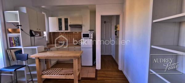 ----RETOUR A LA VENTE----
À égale distance du RER D et du métro Ligne 8 (École Vétérinaire), découvrez cet appartement de 38 m² idéalement situé, niché au cœur d'un immeuble ancien de caractère, parfaitement entretenu.
Votre refuge fraîcheur et calme absolu
Entièrement orienté sur cour, cet appartement est un véritable havre de fraîcheur pendant les vagues de chaleur. Loin de la réverbération thermique du bitume et du bruit de la rue, la cour crée un microclimat plus respirable. Grâce à l’inertie des murs anciens épais et aux volets, vous gardez la fraîcheur dedans en journée. Le soir venu, vous profitez de nuits paisibles, fenêtres grandes ouvertes pour ventiler en toute sérénité, sans aucune nuisance sonore.
Un espace de vie optimisé à vous approprier
Dès l’entrée, vous serez séduit par l'agencement optimal du bien. Le séjour de 24 m² avec sa cuisine ouverte offre un volume convivial et modulable, idéal pour un quotidien agréable et paisible.
Le prix de vente tient compte des rafraîchissements à prévoir (peintures et modernisation de la cuisine) : plutôt que d'imposer des choix de matériaux, nous avons préféré ajuster le prix pour vous laisser toute la liberté de personnaliser ces espaces selon vos goûts et votre budget !
Situé dans un secteur dynamique et très recherché, à deux pas des commerces, des transports et des services, ce bien coche toutes les cases d’un placement réussi.

+++++Les atouts clés :
- Emplacement stratégique : Parfaitement placé à Alfortville Nord, aux portes de Paris.
- Prix cohérent & Potentiel : Budget travaux (peinture / cuisine) déjà intégré dans le prix de vente pour vous laisser libre cours.
- Confort d'été et calme : Exposition sur cour et murs épais protecteurs. Ventilation nocturne possible sans les bruits de la rue.
- Sécurité locative : DPE E, idéal pour du meublé (LMNP) ou un premier achat sans travaux thermiques urgents.
- Chauffage collectif au gaz & charges faibles.
- Cave et local à vélos.
- Forte demande locative dans un secteur ultra-prisé.
Pratique à vivre, agréable en toutes saisons et prêt à être personnalisé, ce bien est une opportunité solide et durable sur le marché actuel.
Suite à un retour à la vente, ce placement transparent et sans surprise est de nouveau disponible... mais ne va pas tarder à disparaître. n’hésitez pas à me contacter avant qu’il ne disparaisse rapidement.

-
