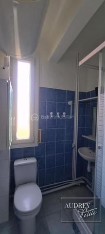 ----RETOUR A LA VENTE----
À égale distance du RER D et du métro Ligne 8 (École Vétérinaire), découvrez cet appartement de 38 m² idéalement situé, niché au cœur d'un immeuble ancien de caractère, parfaitement entretenu.
Votre refuge fraîcheur et calme absolu
Entièrement orienté sur cour, cet appartement est un véritable havre de fraîcheur pendant les vagues de chaleur. Loin de la réverbération thermique du bitume et du bruit de la rue, la cour crée un microclimat plus respirable. Grâce à l’inertie des murs anciens épais et aux volets, vous gardez la fraîcheur dedans en journée. Le soir venu, vous profitez de nuits paisibles, fenêtres grandes ouvertes pour ventiler en toute sérénité, sans aucune nuisance sonore.
Un espace de vie optimisé à vous approprier
Dès l’entrée, vous serez séduit par l'agencement optimal du bien. Le séjour de 24 m² avec sa cuisine ouverte offre un volume convivial et modulable, idéal pour un quotidien agréable et paisible.
Le prix de vente tient compte des rafraîchissements à prévoir (peintures et modernisation de la cuisine) : plutôt que d'imposer des choix de matériaux, nous avons préféré ajuster le prix pour vous laisser toute la liberté de personnaliser ces espaces selon vos goûts et votre budget !
Situé dans un secteur dynamique et très recherché, à deux pas des commerces, des transports et des services, ce bien coche toutes les cases d’un placement réussi.

+++++Les atouts clés :
- Emplacement stratégique : Parfaitement placé à Alfortville Nord, aux portes de Paris.
- Prix cohérent & Potentiel : Budget travaux (peinture / cuisine) déjà intégré dans le prix de vente pour vous laisser libre cours.
- Confort d'été et calme : Exposition sur cour et murs épais protecteurs. Ventilation nocturne possible sans les bruits de la rue.
- Sécurité locative : DPE E, idéal pour du meublé (LMNP) ou un premier achat sans travaux thermiques urgents.
- Chauffage collectif au gaz & charges faibles.
- Cave et local à vélos.
- Forte demande locative dans un secteur ultra-prisé.
Pratique à vivre, agréable en toutes saisons et prêt à être personnalisé, ce bien est une opportunité solide et durable sur le marché actuel.
Suite à un retour à la vente, ce placement transparent et sans surprise est de nouveau disponible... mais ne va pas tarder à disparaître. n’hésitez pas à me contacter avant qu’il ne disparaisse rapidement.

-