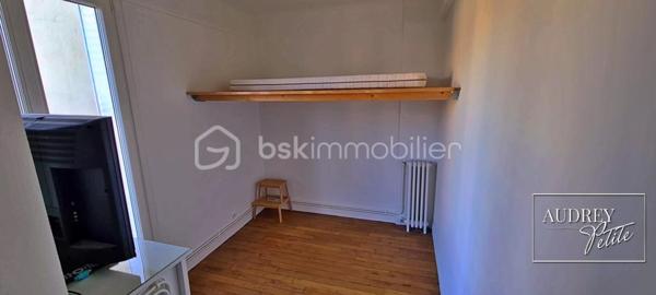 ----RETOUR A LA VENTE----
À égale distance du RER D et du métro Ligne 8 (École Vétérinaire), découvrez cet appartement de 38 m² idéalement situé, niché au cœur d'un immeuble ancien de caractère, parfaitement entretenu.
Votre refuge fraîcheur et calme absolu
Entièrement orienté sur cour, cet appartement est un véritable havre de fraîcheur pendant les vagues de chaleur. Loin de la réverbération thermique du bitume et du bruit de la rue, la cour crée un microclimat plus respirable. Grâce à l’inertie des murs anciens épais et aux volets, vous gardez la fraîcheur dedans en journée. Le soir venu, vous profitez de nuits paisibles, fenêtres grandes ouvertes pour ventiler en toute sérénité, sans aucune nuisance sonore.
Un espace de vie optimisé à vous approprier
Dès l’entrée, vous serez séduit par l'agencement optimal du bien. Le séjour de 24 m² avec sa cuisine ouverte offre un volume convivial et modulable, idéal pour un quotidien agréable et paisible.
Le prix de vente tient compte des rafraîchissements à prévoir (peintures et modernisation de la cuisine) : plutôt que d'imposer des choix de matériaux, nous avons préféré ajuster le prix pour vous laisser toute la liberté de personnaliser ces espaces selon vos goûts et votre budget !
Situé dans un secteur dynamique et très recherché, à deux pas des commerces, des transports et des services, ce bien coche toutes les cases d’un placement réussi.

+++++Les atouts clés :
- Emplacement stratégique : Parfaitement placé à Alfortville Nord, aux portes de Paris.
- Prix cohérent & Potentiel : Budget travaux (peinture / cuisine) déjà intégré dans le prix de vente pour vous laisser libre cours.
- Confort d'été et calme : Exposition sur cour et murs épais protecteurs. Ventilation nocturne possible sans les bruits de la rue.
- Sécurité locative : DPE E, idéal pour du meublé (LMNP) ou un premier achat sans travaux thermiques urgents.
- Chauffage collectif au gaz & charges faibles.
- Cave et local à vélos.
- Forte demande locative dans un secteur ultra-prisé.
Pratique à vivre, agréable en toutes saisons et prêt à être personnalisé, ce bien est une opportunité solide et durable sur le marché actuel.
Suite à un retour à la vente, ce placement transparent et sans surprise est de nouveau disponible... mais ne va pas tarder à disparaître. n’hésitez pas à me contacter avant qu’il ne disparaisse rapidement.

-