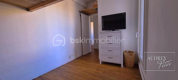 ----RETOUR A LA VENTE----
À égale distance du RER D et du métro Ligne 8 (École Vétérinaire), découvrez cet appartement de 38 m² idéalement situé, niché au cœur d'un immeuble ancien de caractère, parfaitement entretenu.
Votre refuge fraîcheur et calme absolu
Entièrement orienté sur cour, cet appartement est un véritable havre de fraîcheur pendant les vagues de chaleur. Loin de la réverbération thermique du bitume et du bruit de la rue, la cour crée un microclimat plus respirable. Grâce à l’inertie des murs anciens épais et aux volets, vous gardez la fraîcheur dedans en journée. Le soir venu, vous profitez de nuits paisibles, fenêtres grandes ouvertes pour ventiler en toute sérénité, sans aucune nuisance sonore.
Un espace de vie optimisé à vous approprier
Dès l’entrée, vous serez séduit par l'agencement optimal du bien. Le séjour de 24 m² avec sa cuisine ouverte offre un volume convivial et modulable, idéal pour un quotidien agréable et paisible.
Le prix de vente tient compte des rafraîchissements à prévoir (peintures et modernisation de la cuisine) : plutôt que d'imposer des choix de matériaux, nous avons préféré ajuster le prix pour vous laisser toute la liberté de personnaliser ces espaces selon vos goûts et votre budget !
Situé dans un secteur dynamique et très recherché, à deux pas des commerces, des transports et des services, ce bien coche toutes les cases d’un placement réussi.

+++++Les atouts clés :
- Emplacement stratégique : Parfaitement placé à Alfortville Nord, aux portes de Paris.
- Prix cohérent & Potentiel : Budget travaux (peinture / cuisine) déjà intégré dans le prix de vente pour vous laisser libre cours.
- Confort d'été et calme : Exposition sur cour et murs épais protecteurs. Ventilation nocturne possible sans les bruits de la rue.
- Sécurité locative : DPE E, idéal pour du meublé (LMNP) ou un premier achat sans travaux thermiques urgents.
- Chauffage collectif au gaz & charges faibles.
- Cave et local à vélos.
- Forte demande locative dans un secteur ultra-prisé.
Pratique à vivre, agréable en toutes saisons et prêt à être personnalisé, ce bien est une opportunité solide et durable sur le marché actuel.
Suite à un retour à la vente, ce placement transparent et sans surprise est de nouveau disponible... mais ne va pas tarder à disparaître. n’hésitez pas à me contacter avant qu’il ne disparaisse rapidement.

-