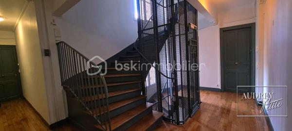 ----RETOUR A LA VENTE----
À égale distance du RER D et du métro Ligne 8 (École Vétérinaire), découvrez cet appartement de 38 m² idéalement situé, niché au cœur d'un immeuble ancien de caractère, parfaitement entretenu.
Votre refuge fraîcheur et calme absolu
Entièrement orienté sur cour, cet appartement est un véritable havre de fraîcheur pendant les vagues de chaleur. Loin de la réverbération thermique du bitume et du bruit de la rue, la cour crée un microclimat plus respirable. Grâce à l’inertie des murs anciens épais et aux volets, vous gardez la fraîcheur dedans en journée. Le soir venu, vous profitez de nuits paisibles, fenêtres grandes ouvertes pour ventiler en toute sérénité, sans aucune nuisance sonore.
Un espace de vie optimisé à vous approprier
Dès l’entrée, vous serez séduit par l'agencement optimal du bien. Le séjour de 24 m² avec sa cuisine ouverte offre un volume convivial et modulable, idéal pour un quotidien agréable et paisible.
Le prix de vente tient compte des rafraîchissements à prévoir (peintures et modernisation de la cuisine) : plutôt que d'imposer des choix de matériaux, nous avons préféré ajuster le prix pour vous laisser toute la liberté de personnaliser ces espaces selon vos goûts et votre budget !
Situé dans un secteur dynamique et très recherché, à deux pas des commerces, des transports et des services, ce bien coche toutes les cases d’un placement réussi.

+++++Les atouts clés :
- Emplacement stratégique : Parfaitement placé à Alfortville Nord, aux portes de Paris.
- Prix cohérent & Potentiel : Budget travaux (peinture / cuisine) déjà intégré dans le prix de vente pour vous laisser libre cours.
- Confort d'été et calme : Exposition sur cour et murs épais protecteurs. Ventilation nocturne possible sans les bruits de la rue.
- Sécurité locative : DPE E, idéal pour du meublé (LMNP) ou un premier achat sans travaux thermiques urgents.
- Chauffage collectif au gaz & charges faibles.
- Cave et local à vélos.
- Forte demande locative dans un secteur ultra-prisé.
Pratique à vivre, agréable en toutes saisons et prêt à être personnalisé, ce bien est une opportunité solide et durable sur le marché actuel.
Suite à un retour à la vente, ce placement transparent et sans surprise est de nouveau disponible... mais ne va pas tarder à disparaître. n’hésitez pas à me contacter avant qu’il ne disparaisse rapidement.

-