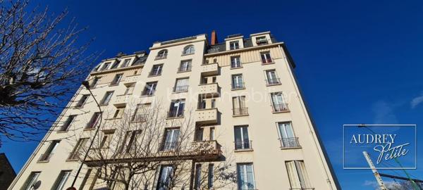 ----RETOUR A LA VENTE----
À égale distance du RER D et du métro Ligne 8 (École Vétérinaire), découvrez cet appartement de 38 m² idéalement situé, niché au cœur d'un immeuble ancien de caractère, parfaitement entretenu.
Votre refuge fraîcheur et calme absolu
Entièrement orienté sur cour, cet appartement est un véritable havre de fraîcheur pendant les vagues de chaleur. Loin de la réverbération thermique du bitume et du bruit de la rue, la cour crée un microclimat plus respirable. Grâce à l’inertie des murs anciens épais et aux volets, vous gardez la fraîcheur dedans en journée. Le soir venu, vous profitez de nuits paisibles, fenêtres grandes ouvertes pour ventiler en toute sérénité, sans aucune nuisance sonore.
Un espace de vie optimisé à vous approprier
Dès l’entrée, vous serez séduit par l'agencement optimal du bien. Le séjour de 24 m² avec sa cuisine ouverte offre un volume convivial et modulable, idéal pour un quotidien agréable et paisible.
Le prix de vente tient compte des rafraîchissements à prévoir (peintures et modernisation de la cuisine) : plutôt que d'imposer des choix de matériaux, nous avons préféré ajuster le prix pour vous laisser toute la liberté de personnaliser ces espaces selon vos goûts et votre budget !
Situé dans un secteur dynamique et très recherché, à deux pas des commerces, des transports et des services, ce bien coche toutes les cases d’un placement réussi.

+++++Les atouts clés :
- Emplacement stratégique : Parfaitement placé à Alfortville Nord, aux portes de Paris.
- Prix cohérent & Potentiel : Budget travaux (peinture / cuisine) déjà intégré dans le prix de vente pour vous laisser libre cours.
- Confort d'été et calme : Exposition sur cour et murs épais protecteurs. Ventilation nocturne possible sans les bruits de la rue.
- Sécurité locative : DPE E, idéal pour du meublé (LMNP) ou un premier achat sans travaux thermiques urgents.
- Chauffage collectif au gaz & charges faibles.
- Cave et local à vélos.
- Forte demande locative dans un secteur ultra-prisé.
Pratique à vivre, agréable en toutes saisons et prêt à être personnalisé, ce bien est une opportunité solide et durable sur le marché actuel.
Suite à un retour à la vente, ce placement transparent et sans surprise est de nouveau disponible... mais ne va pas tarder à disparaître. n’hésitez pas à me contacter avant qu’il ne disparaisse rapidement.

-