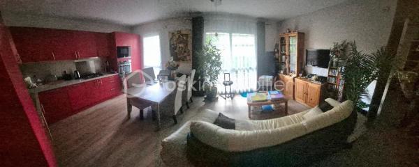 Laissez-vous séduire par ce bel appartement 2 pièces offrant un cadre de vie agréable, fonctionnel et sans travaux à prévoir.

Dès l’entrée, vous découvrirez une grande entrée accueillante avec un vaste débarras, idéal pour optimiser le rangement au quotidien. L’appartement se compose ensuite d’un spacieux salon baigné de lumière, ouvert sur une cuisine moderne de qualité, entièrement équipée et aménagée, parfaite pour partager des moments conviviaux.

L’espace nuit offre une grande chambre confortable, idéale pour créer un véritable cocon. Vous bénéficierez également d’une salle de bain ainsi que de WC séparés pour plus de confort.

Atout majeur de ce bien : une grande terrasse, véritable prolongement de l’appartement, idéale pour vos repas en extérieur ou vos moments de détente.

Une cave et une place de parking extérieure complètent ce bien.

Côté copropriété, soyez serein : aucun travaux à prévoir. Les travaux de façade et d’isolation de l’immeuble sont actuellement en cours et intégralement pris en charge, sans aucun coût pour le futur acquéreur.

Un appartement clé en main, idéal pour une résidence principale comme pour un investissement.
Une visite s’impose !