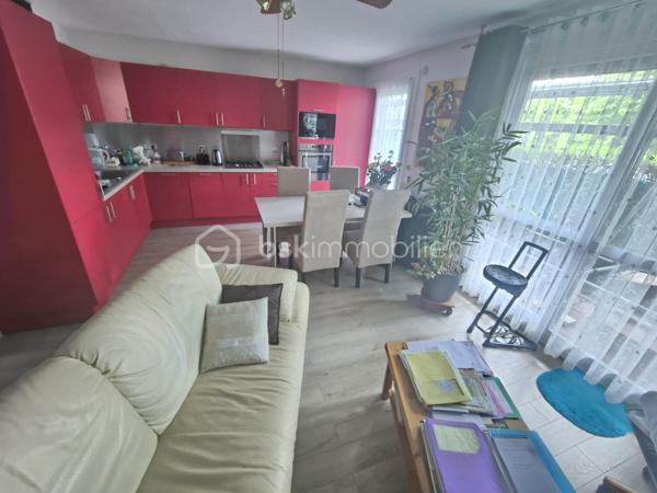 Laissez-vous séduire par ce bel appartement 2 pièces offrant un cadre de vie agréable, fonctionnel et sans travaux à prévoir.

Dès l’entrée, vous découvrirez une grande entrée accueillante avec un vaste débarras, idéal pour optimiser le rangement au quotidien. L’appartement se compose ensuite d’un spacieux salon baigné de lumière, ouvert sur une cuisine moderne de qualité, entièrement équipée et aménagée, parfaite pour partager des moments conviviaux.

L’espace nuit offre une grande chambre confortable, idéale pour créer un véritable cocon. Vous bénéficierez également d’une salle de bain ainsi que de WC séparés pour plus de confort.

Atout majeur de ce bien : une grande terrasse, véritable prolongement de l’appartement, idéale pour vos repas en extérieur ou vos moments de détente.

Une cave et une place de parking extérieure complètent ce bien.

Côté copropriété, soyez serein : aucun travaux à prévoir. Les travaux de façade et d’isolation de l’immeuble sont actuellement en cours et intégralement pris en charge, sans aucun coût pour le futur acquéreur.

Un appartement clé en main, idéal pour une résidence principale comme pour un investissement.
Une visite s’impose !