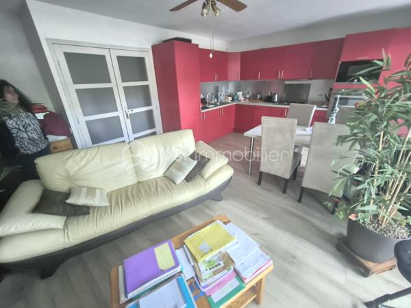 Laissez-vous séduire par ce bel appartement 2 pièces offrant un cadre de vie agréable, fonctionnel et sans travaux à prévoir.

Dès l’entrée, vous découvrirez une grande entrée accueillante avec un vaste débarras, idéal pour optimiser le rangement au quotidien. L’appartement se compose ensuite d’un spacieux salon baigné de lumière, ouvert sur une cuisine moderne de qualité, entièrement équipée et aménagée, parfaite pour partager des moments conviviaux.

L’espace nuit offre une grande chambre confortable, idéale pour créer un véritable cocon. Vous bénéficierez également d’une salle de bain ainsi que de WC séparés pour plus de confort.

Atout majeur de ce bien : une grande terrasse, véritable prolongement de l’appartement, idéale pour vos repas en extérieur ou vos moments de détente.

Une cave et une place de parking extérieure complètent ce bien.

Côté copropriété, soyez serein : aucun travaux à prévoir. Les travaux de façade et d’isolation de l’immeuble sont actuellement en cours et intégralement pris en charge, sans aucun coût pour le futur acquéreur.

Un appartement clé en main, idéal pour une résidence principale comme pour un investissement.
Une visite s’impose !