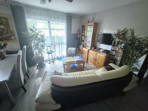 Laissez-vous séduire par ce bel appartement 2 pièces offrant un cadre de vie agréable, fonctionnel et sans travaux à prévoir.

Dès l’entrée, vous découvrirez une grande entrée accueillante avec un vaste débarras, idéal pour optimiser le rangement au quotidien. L’appartement se compose ensuite d’un spacieux salon baigné de lumière, ouvert sur une cuisine moderne de qualité, entièrement équipée et aménagée, parfaite pour partager des moments conviviaux.

L’espace nuit offre une grande chambre confortable, idéale pour créer un véritable cocon. Vous bénéficierez également d’une salle de bain ainsi que de WC séparés pour plus de confort.

Atout majeur de ce bien : une grande terrasse, véritable prolongement de l’appartement, idéale pour vos repas en extérieur ou vos moments de détente.

Une cave et une place de parking extérieure complètent ce bien.

Côté copropriété, soyez serein : aucun travaux à prévoir. Les travaux de façade et d’isolation de l’immeuble sont actuellement en cours et intégralement pris en charge, sans aucun coût pour le futur acquéreur.

Un appartement clé en main, idéal pour une résidence principale comme pour un investissement.
Une visite s’impose !