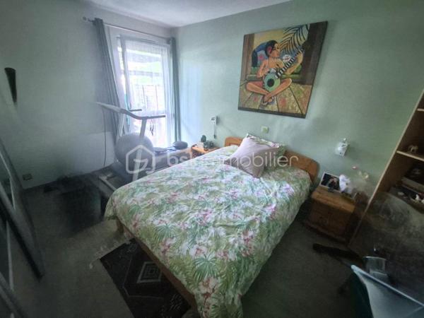 Laissez-vous séduire par ce bel appartement 2 pièces offrant un cadre de vie agréable, fonctionnel et sans travaux à prévoir.

Dès l’entrée, vous découvrirez une grande entrée accueillante avec un vaste débarras, idéal pour optimiser le rangement au quotidien. L’appartement se compose ensuite d’un spacieux salon baigné de lumière, ouvert sur une cuisine moderne de qualité, entièrement équipée et aménagée, parfaite pour partager des moments conviviaux.

L’espace nuit offre une grande chambre confortable, idéale pour créer un véritable cocon. Vous bénéficierez également d’une salle de bain ainsi que de WC séparés pour plus de confort.

Atout majeur de ce bien : une grande terrasse, véritable prolongement de l’appartement, idéale pour vos repas en extérieur ou vos moments de détente.

Une cave et une place de parking extérieure complètent ce bien.

Côté copropriété, soyez serein : aucun travaux à prévoir. Les travaux de façade et d’isolation de l’immeuble sont actuellement en cours et intégralement pris en charge, sans aucun coût pour le futur acquéreur.

Un appartement clé en main, idéal pour une résidence principale comme pour un investissement.
Une visite s’impose !