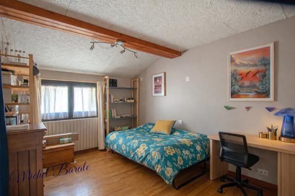 CRAPONNE CENTRE – Maison de ville 5 pièces 100 m² avec terrasse, garage, dépendance et jardin de 215m2