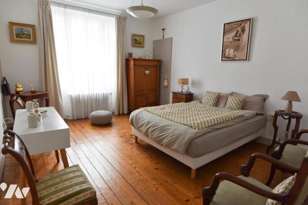 Maison de ville centre ville rive Gauche, proximité Gare, école et commerces.