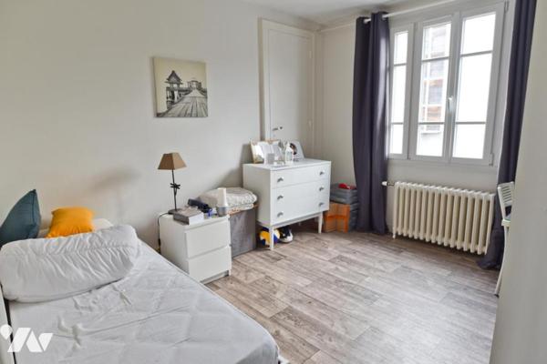 Maison de ville centre ville rive Gauche, proximité Gare, école et commerces.