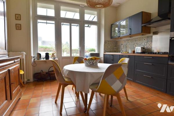 Maison de ville centre ville rive Gauche, proximité Gare, école et commerces.