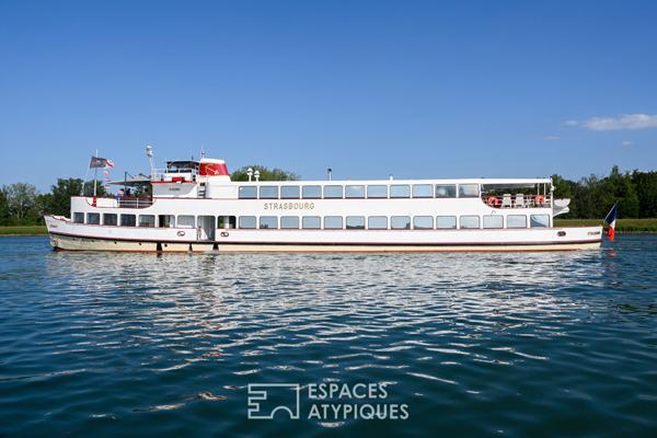 Bateau aménagé et ses trois terrasses au coeur de Strasbourg