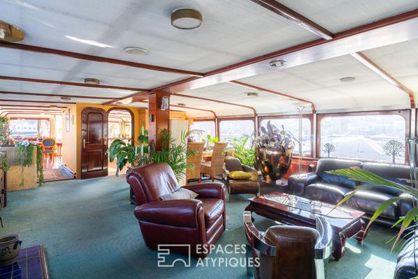 Bateau aménagé et ses trois terrasses au coeur de Strasbourg