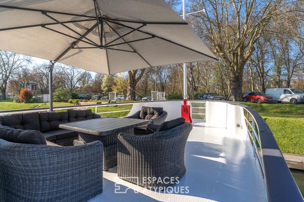 Bateau aménagé et ses trois terrasses au coeur de Strasbourg