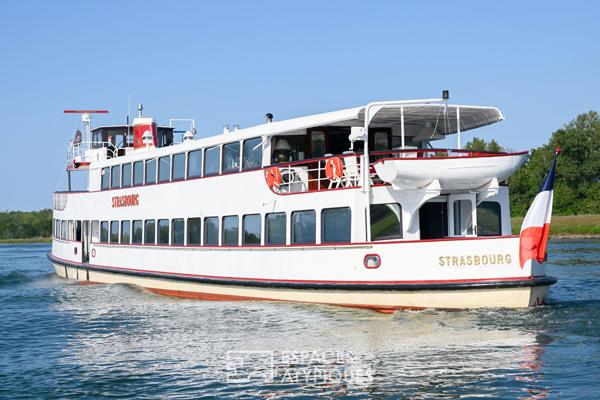 Bateau aménagé et ses trois terrasses au coeur de Strasbourg
